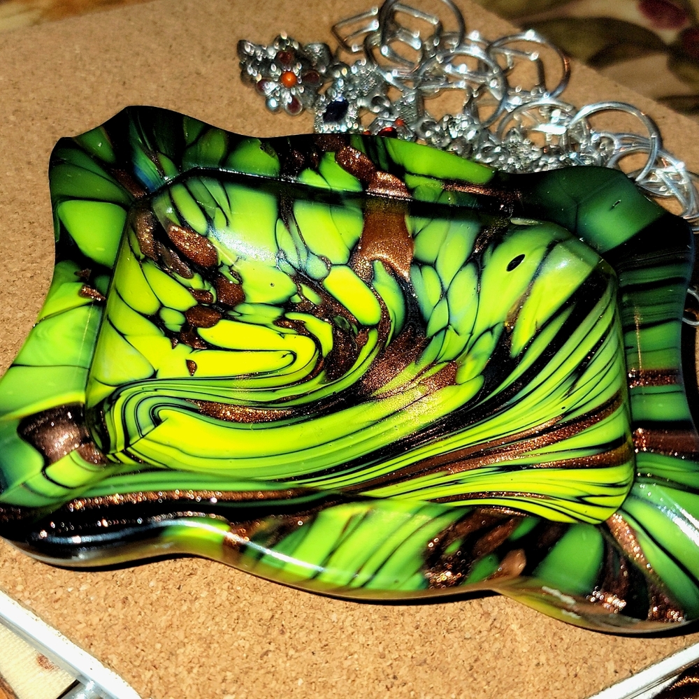 VINTAGE MURANO ASHTRAY GLOWS... SELINIUM OR MAGANESE. ITALY ☆☆☆